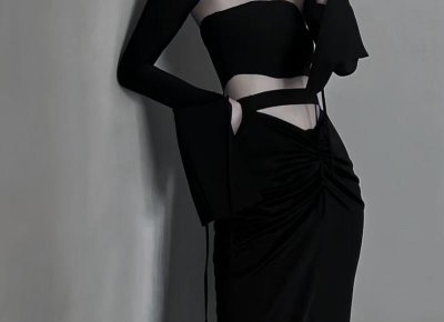 ​男朋友把工资交给老妈帮着存(女孩拿自己存的钱交给妈妈)