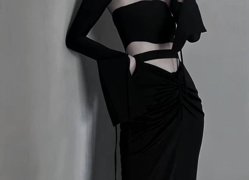 男朋友把工资交给老妈帮着存(女孩拿自己存的钱交给妈妈)