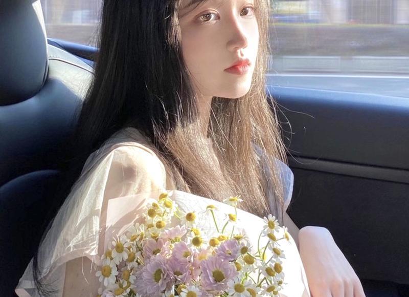 男朋友有女生好友，如何看待他们的交往频率？