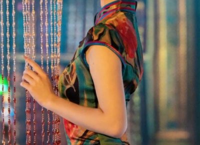 ​男生用下巴蹭女生的下巴代表什么(男生老摸你的下巴是什么意思啊)