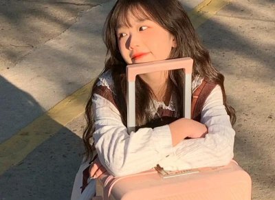 ​男友开车时始终牵着女友的手，创造浪漫出行体验