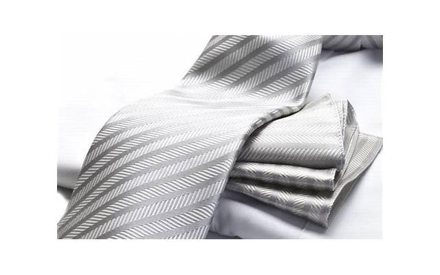 “我现在成了家庭主妇，你会嫌弃我没工作吗？”“当然不会啊！”