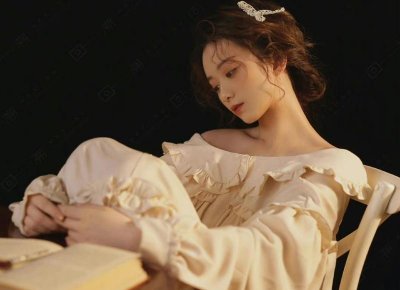 ​和女朋友讲初恋的事生气了怎么哄