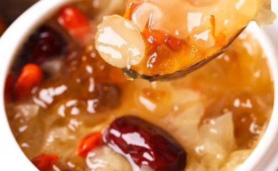 银耳红枣枸杞汤隔夜还能吃,冰糖银耳红枣枸杞汤的功效与禁忌是什么呢图1