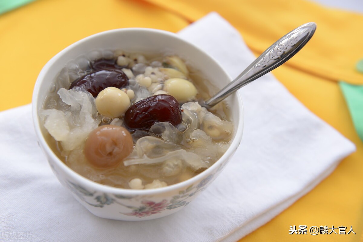 白木耳和银耳的区别图片（买银耳的正确选购指南）