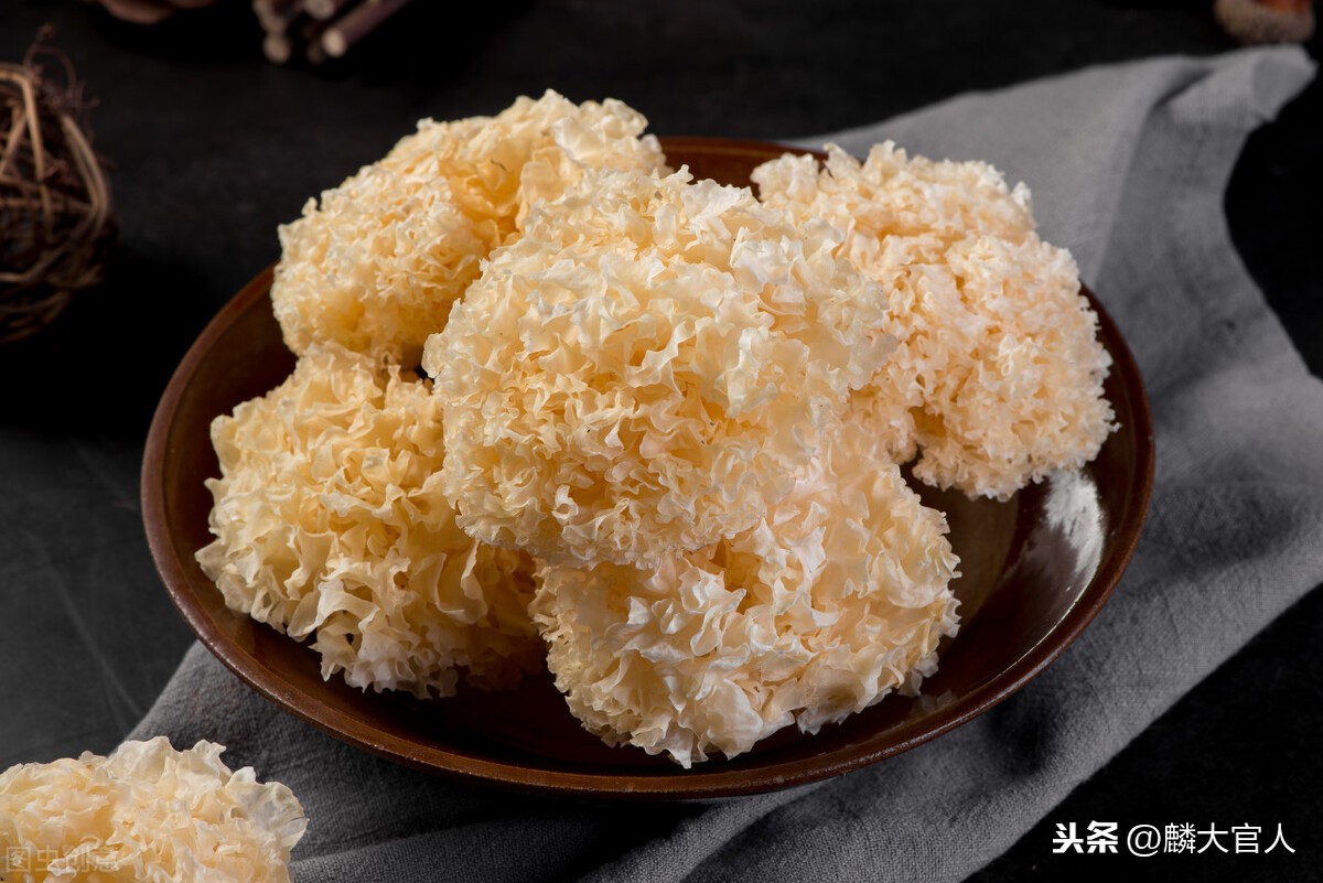 白木耳和银耳的区别图片（买银耳的正确选购指南）