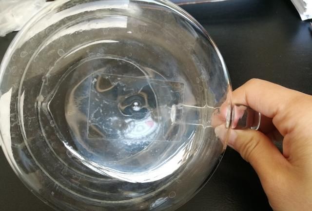 防尘罩上粘到酒精胶了怎么去嘛去除