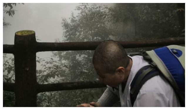 峨眉山偶遇圣空法师！看了好心痛！｜圣空法师朝礼峨眉山第三天