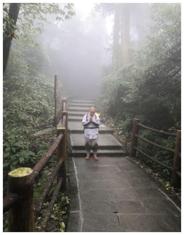 峨眉山偶遇圣空法师！看了好心痛！｜圣空法师朝礼峨眉山第三天