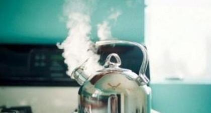 自来水烧开后有白色漂浮物能喝,自来水烧开后出现白色沉淀物和漂浮物是什么图1