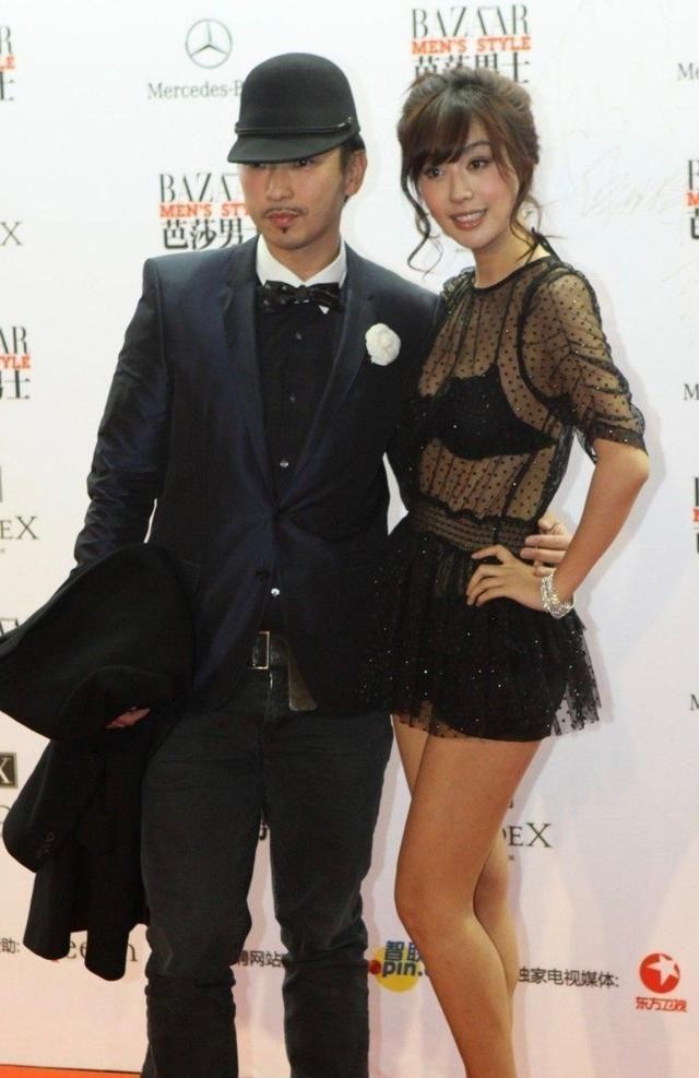 33岁李菲儿真大胆,黑色“透视装”大秀凹凸感