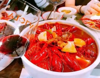 ​吃海鲜喝什么酒最好(吃海鲜禁忌喝什么酒)