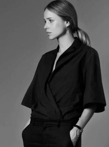 ​黑色衬衣配黑色西装(黑色衬衣配什么颜色的西装)