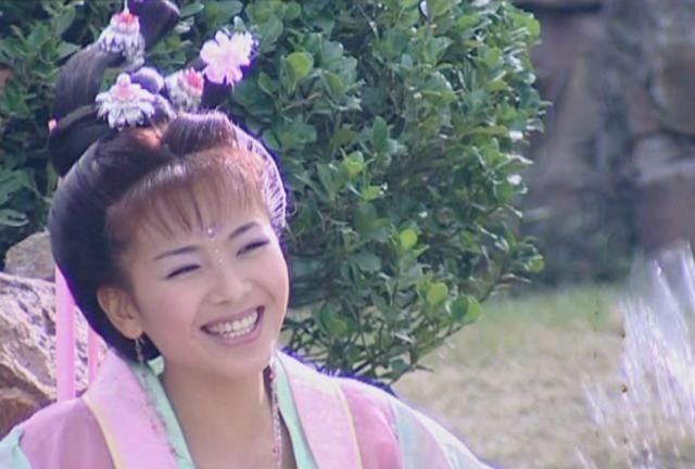 笑起来露出一排牙的古装女子，塞娅公主率真、牡丹仙子腼腆可爱