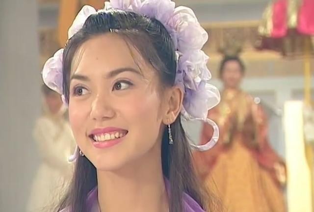 笑起来露出一排牙的古装女子，塞娅公主率真、牡丹仙子腼腆可爱