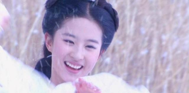 笑起来露出一排牙的古装女子，塞娅公主率真、牡丹仙子腼腆可爱