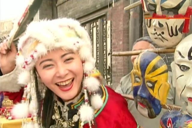 笑起来露出一排牙的古装女子，塞娅公主率真、牡丹仙子腼腆可爱