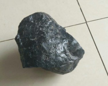 ​黑色石头的种类有哪些 黑色石头怎么鉴别是不是鹅卵石