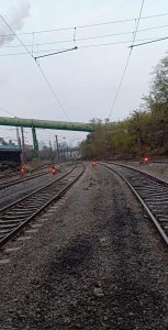 ​铁路信号灯，谁知道铁路上的红色信号灯什么意思？