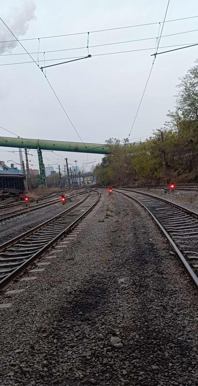 铁路信号灯,谁知道铁路上的红色信号灯什么意思?图1