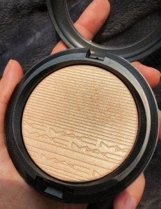 ​高光什么样的好用(日常妆用哪个牌子的高光比较好)