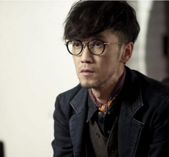 周传雄生活近照：曾是台湾乐坛传奇人物，如今因患病急剧消瘦