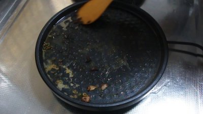 ​电饼铛油垢太厚了怎么去除 用这个小方法，多顽固的油垢自己掉