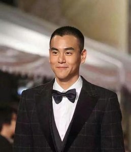 ​男生发际线高留什么发型(发际线很高的男生适合什么发型)