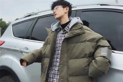 ​豆绿色羽绒服怎么搭配 豆绿色羽绒服里面穿什么好看
