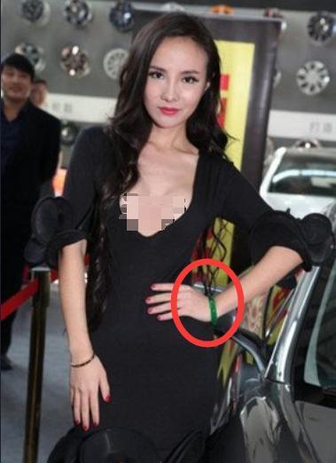 她是国内尺度最大的车模，戴价值2亿手镯，黑历史让人难以琢磨