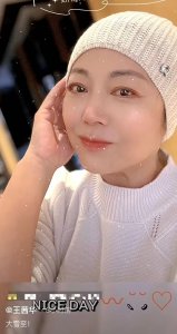 ​52岁王茜华晒合照秀恩爱，就抱老公表情娇羞，皮肤白嫩状态似少女