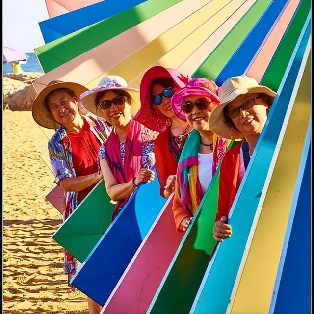 极简主义丝巾的穿衣搭配(丝巾老土又花哨)(2)