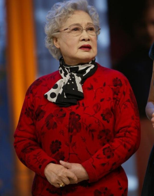 极简主义丝巾的穿衣搭配(丝巾老土又花哨)(4)