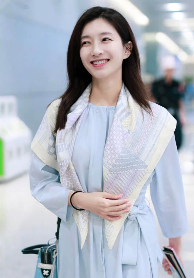 极简主义丝巾的穿衣搭配(丝巾老土又花哨)(15)