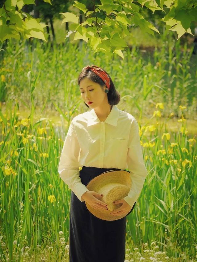 极简主义丝巾的穿衣搭配(丝巾老土又花哨)(14)