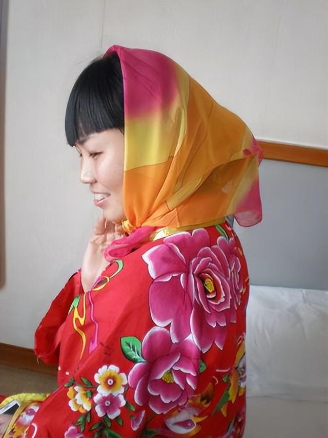 极简主义丝巾的穿衣搭配(丝巾老土又花哨)(5)