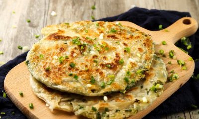 ​葱油饼怎么做又脆又香,怎样在家制作简单的葱油饼