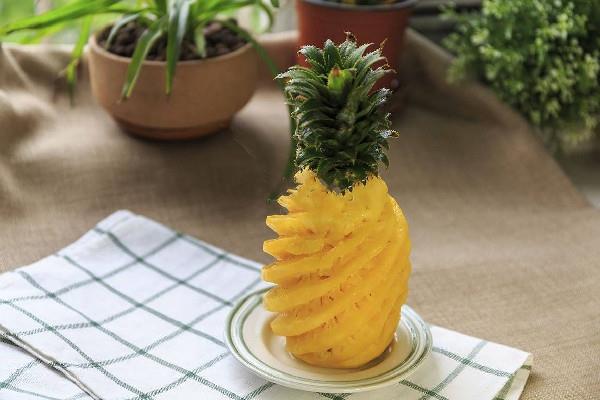 菠萝吃多了导致嘴角开裂怎么办 菠萝吃多了怎么缓解舌头