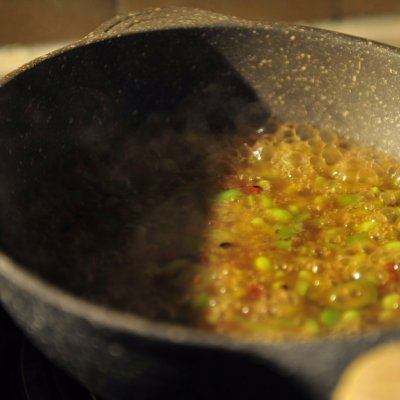 炒豆子的家常做法（超简单青椒炒毛豆家常菜教程分享）