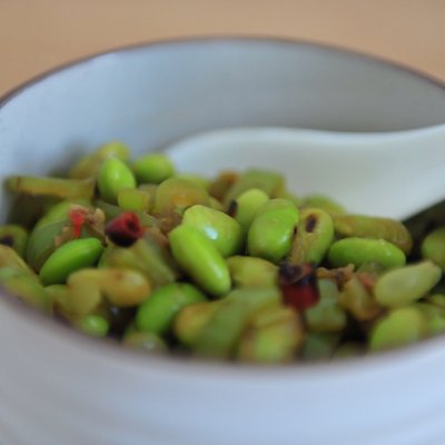 炒豆子的家常做法（超简单青椒炒毛豆家常菜教程分享）