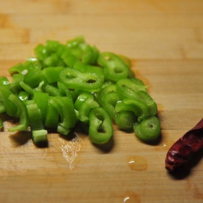 炒豆子的家常做法（超简单青椒炒毛豆家常菜教程分享）