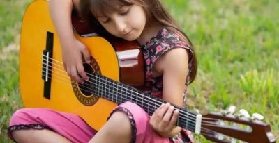 ​女孩子学吉他会毁手吗
