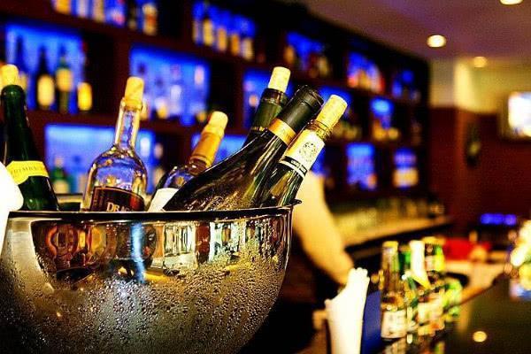 为何去酒吧娱乐不能“随性”敲钟,敲一次豪掷多少钱?