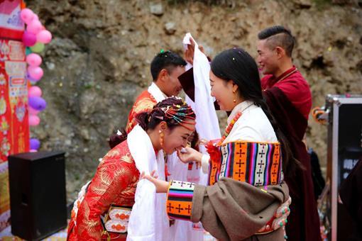 羌红与哈达有什么不同?区别在哪里?