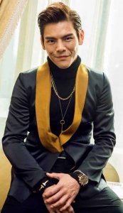 向佐(中国香港男演员、模特,中国星集团创办人向华强长子)