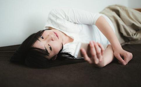 异地恋高频率沟通促进感情的升温