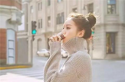 跟女朋友亲嘴儿他生气了怎么哄