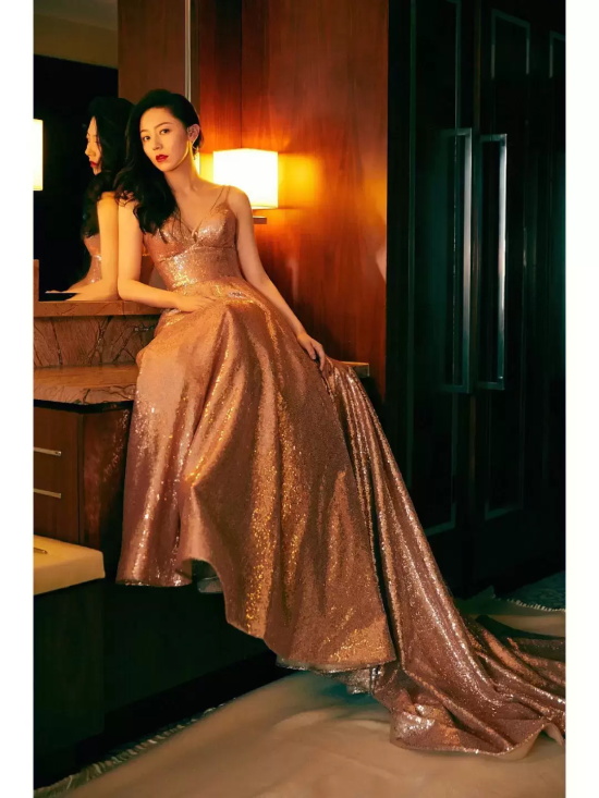 黄梦莹吊带礼服写真，一袭亮片华丽又贵气