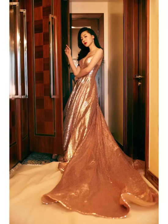 黄梦莹吊带礼服写真，一袭亮片华丽又贵气