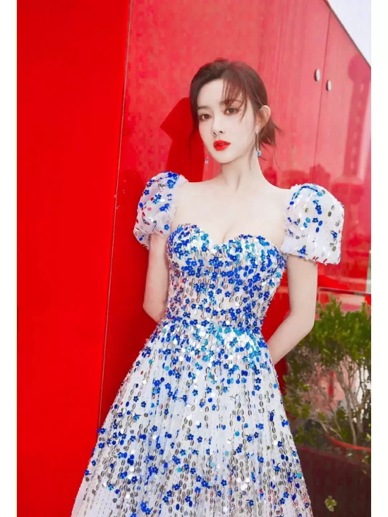 孟子义泡泡袖连衣裙写真太美啦，薄纱点缀亮片让人眼前一亮